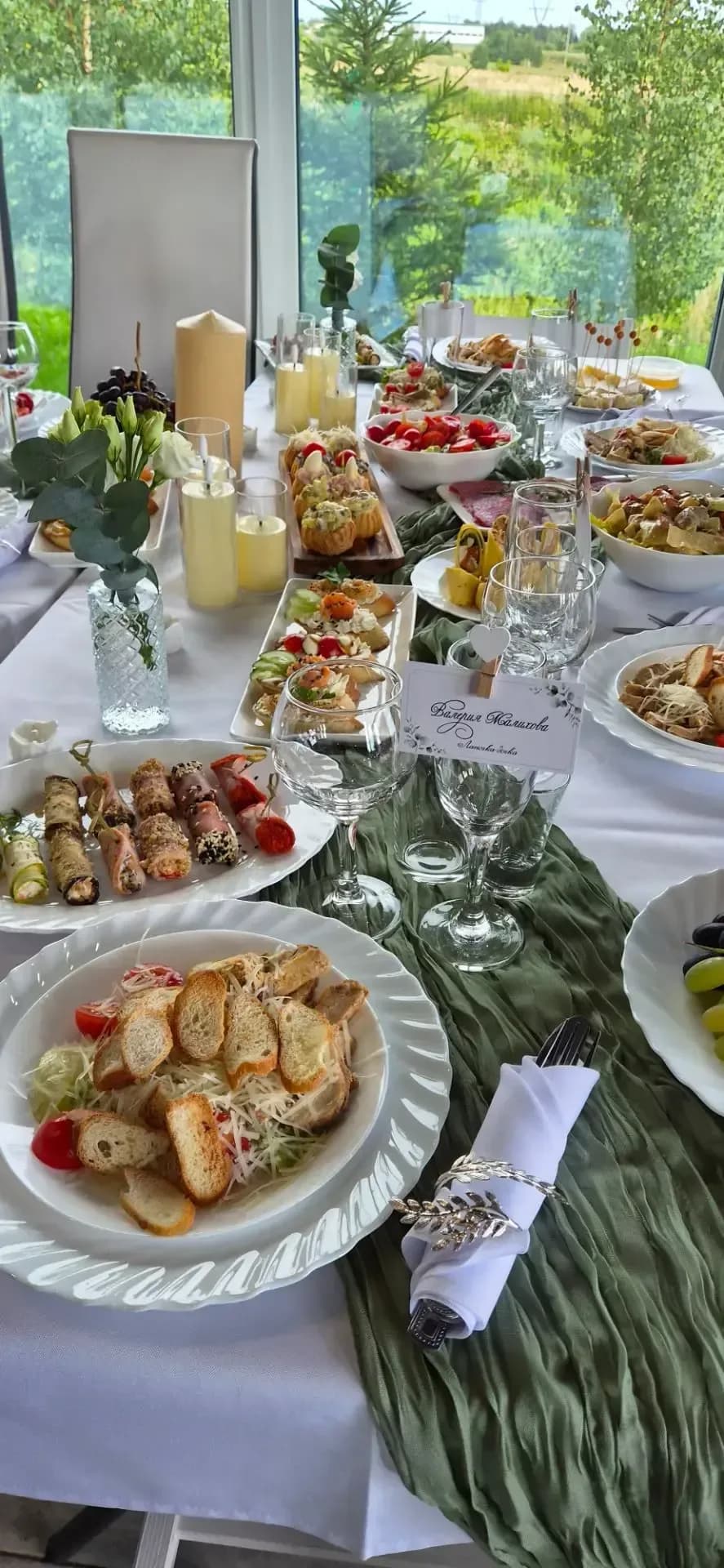 Фуршетный стол с закусками и напитками у панорамных окон