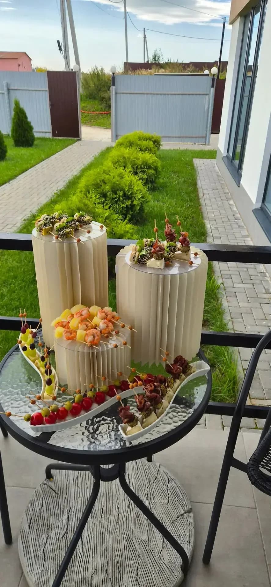 Канапе и шпажки на фуршетной подаче на открытой площадке