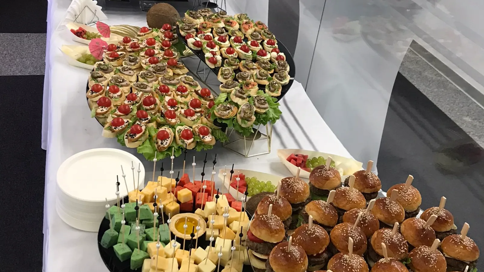 Фуршетная линия с закусками для свадебного мероприятия