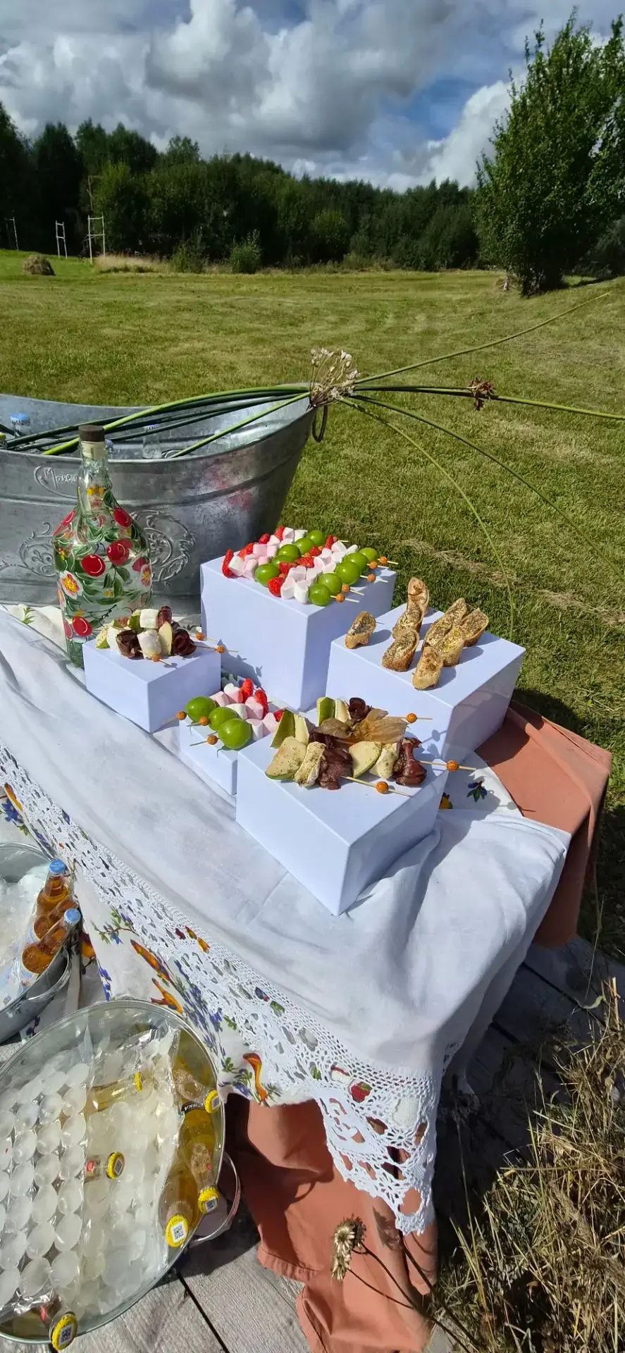 Сервировка стола на природе
